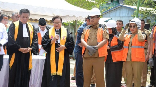 Penjabat Gubernur Sulawesi Barat Akmal Malik dan Ketua DPRD Sulawesi Barat Sitti Suraidah Suhardi pada peletakan batu pertama pembangunan Gereja Toraja Jemaat Mamuju. Foto: Pemprov Sulbar