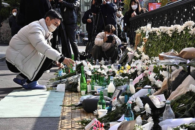 Penghormatan untuk korban tragedi Itaewon. Foto: Jung Yeon-je/AFP.