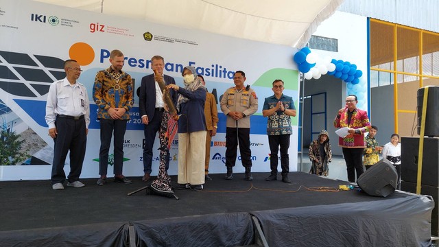 Direktur Aneka Energi Baru Terbarukan (EBT) Ditjen EBT dan Konservasi Energi Kementerian ESDM Andriah Feby Misna memaikan sasando saat meresmikan fasilitas Solar Ice Maker di Sulamu, NTT, Senin (31/10). Foto: Fachrul Irwinsyah/kumparan