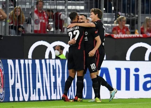 Pemain Eintracht Frankfurt Filip Kostic merayakan gol keduanya bersama rekan setim. Foto: REUTERS/Andreas Gebert
