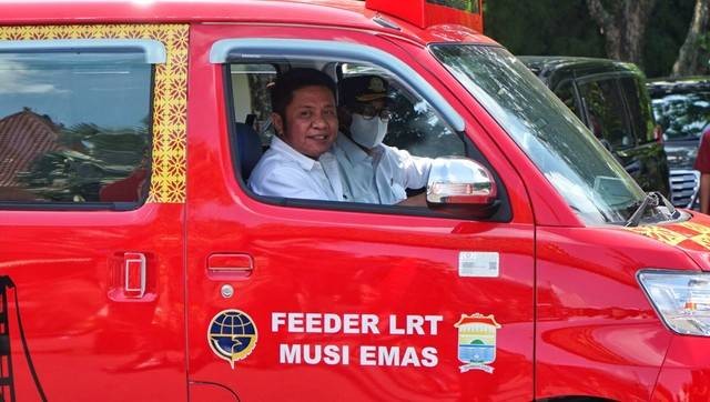 Gubernur Sumsel Herman Deru bersama Menhub Budi Karya Sumadi yang sedang mencoba layanan integrasi LRT Palembang dalam acara launching feeder LRT musi emas di Griya Agung Palembang, Foto: abp/Urban Id