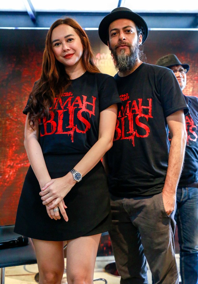 Artis Aura Kasih dan Alex Abbad saat hadir di syukuran jelang syuting film Rumah Iblis di kawasan Cipete, Jakarta Selatan, Senin, (31/10/2022). Foto: Dok. Agus Apriyanto