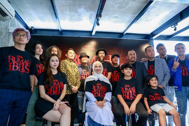 Artis Aura Kasih saat hadir di syukuran jelang syuting film Rumah Iblis di kawasan Cipete, Jakarta Selatan, Senin, (31/10/2022). Foto: Dok. Agus Apriyanto