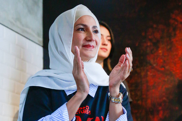 Artis Aura Kasih dan Wanda Hamidah saat hadir di syukuran jelang syuting film Rumah Iblis di kawasan Cipete, Jakarta Selatan, Senin, (31/10/2022). Foto: Dok. Agus Apriyanto