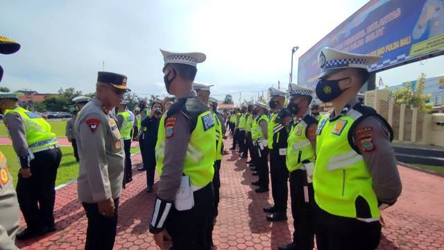 Kapolda Sulut, Irjen Pol Setyo Budiyanto memeriksa kesiapan 64 personel Polisi Lalu Lintas asal Polda Sulut yang akan melaksanakan pengamanan Operasi Puri Agung 2022, dalam rangka KTT G20 di Bali. 
