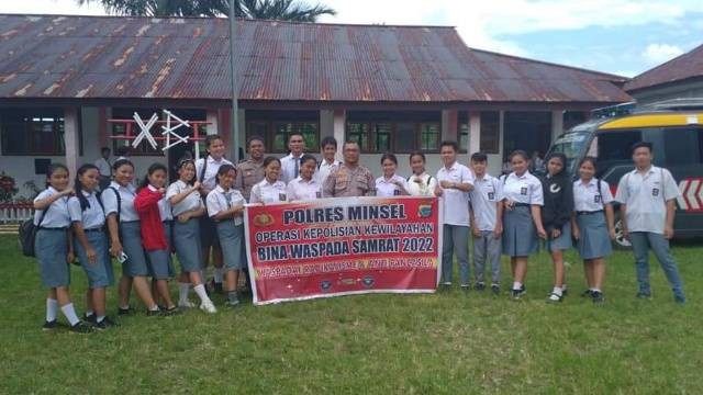 Personil Polres Minahasa Selatan menyampaikan imbauan kepada siswa/siswi sekolah.