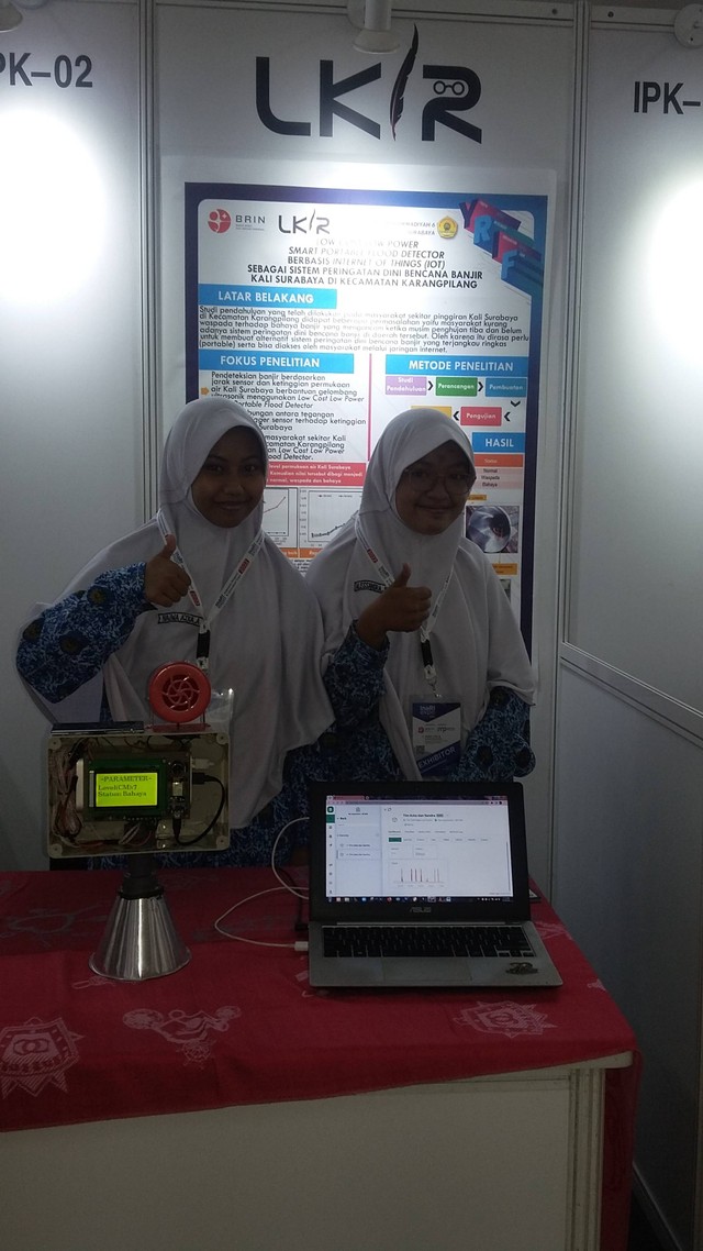 Partisipasi Najwa dan Allesandra dalam InaRI Expo di Innovation Convention Center-Cibinong Science Center. Foto Dokumentasi : Melani Kurnia Riswati