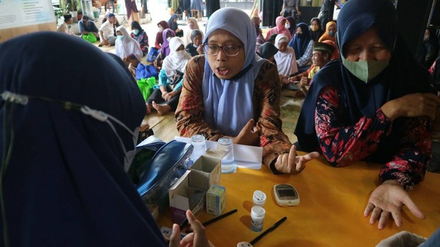 Lebih dari 200 orang lansia (lanjut usia) dhuafa mendapatkan layanan kesehatan gratis oleh Dompet Dhuafa Yogyakarta bersama komunitas mengaji, Teras Dakwah. Melalui gelaran program Aksi Layanan Sehat (ALS) yang berlangsung di wilayah Desa Sorosutan, Umbulharjo,  pada Jum’at (28/10/2022), layanan kesehatan berupa cek tensi, kolesterol, gula darah, asam urat, dan juga konsultasi dengan dokter secara gratis.