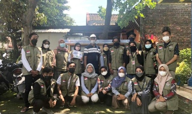 24 desember 2021 Team Based Project telah melakukan prosesi serah terima pembudidayaan maggot kepada pak karno selaku penanggung jawab keberlanjutan program dan ketua bank sampah yang berlokasi di Dusun Mojoroto. Sumber: dokumentasi pribadi penulis.