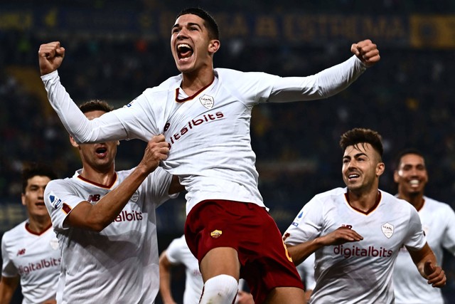 Pemain AS Roma Cristian Volpato merayakan gol kedua untuk timnya saat pertandingan sepak bola Serie A Italia di Stadion Marcantonio Bentegodi di Verona. Foto: Marco Bertorello/AFP