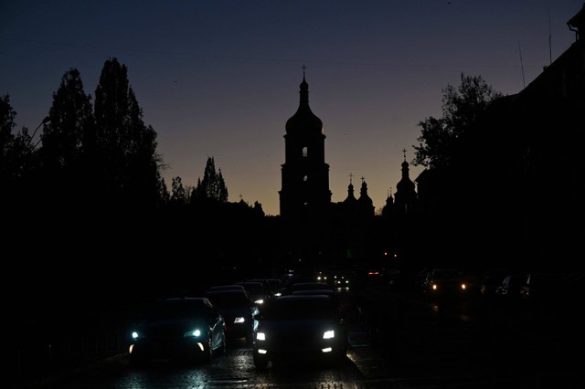 Suasana di ibu kota Ukraina, Kiev saat tanpa listrik akibat serangan Rusia, Senin (31/10/2022). Foto: Sergei Supinsky/AFP