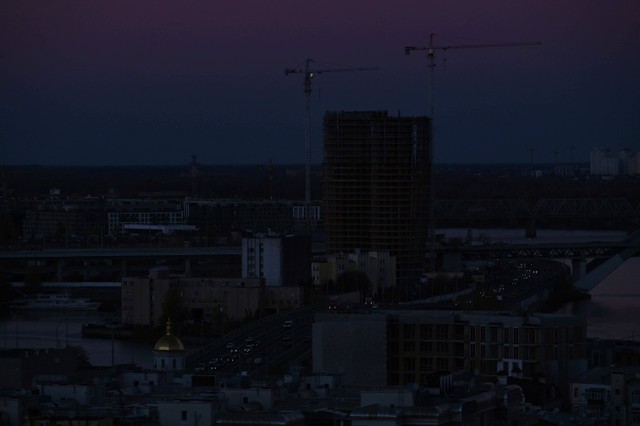 Suasana di ibu kota Ukraina, Kiev saat tanpa listrik akibat serangan Rusia, Senin (31/10/2022). Foto: Sergei Supinsky/AFP