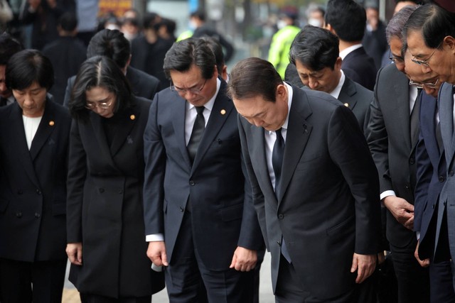 Presiden Korea Selatan Yoon Suk-yeol memberikan penghormatan saat mengunjungi lokasi tragedi perayaan Halloween, di Seoul, Korea Selatan, Selasa (1/11/2022). Foto: Kim Hong-Ji/REUTERS