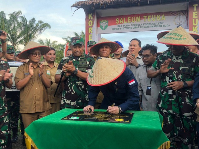 Wamentan menandatangani plakat launching food estate Makorem TNI 012 Teuku Umar. Foto: Siti Aisyah/acehkini