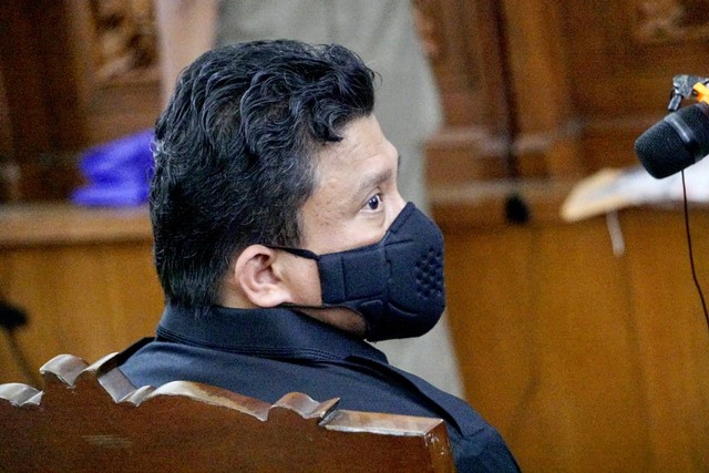 Terdakwa pembunuhan berencana Brigadir Yosua, Ferdy Sambo, tiba di ruang sidang Pengadilan Negeri Jakarta Selatan, Selasa (1/11/2022). Foto: Jamal Ramadhan/kumparan