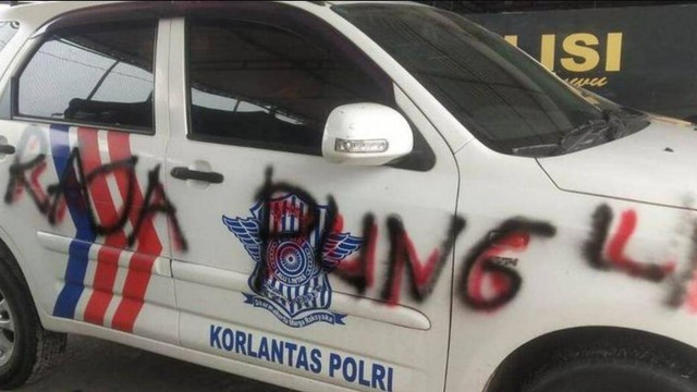 Mobil patroli Polres Luwu, Sulawesi Selatan, dicoret dengan tulisan "Raja Pungli" menggunakan cat semprot pada pertengahan Oktober 2022.