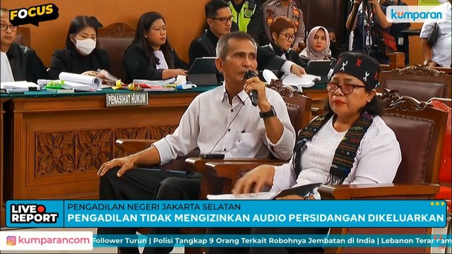 Jaksa menunjukkan foto jenazah Brigadir Yosua saat sidang pemeriksaan saksi di Pengadilan Negeri Jakarta Selatan, Selasa (1/11/2022). Foto: kumparan