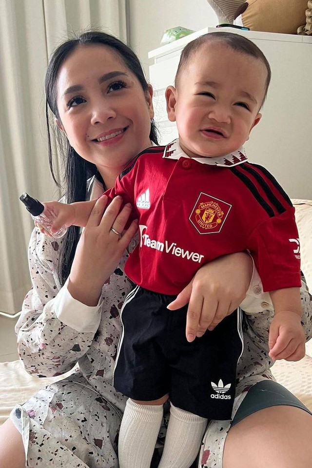 Nagita Slavina dan Rayyanza Malik Ahmad masuk Instagram Manchester United. Foto: instagram/@manchesterunited