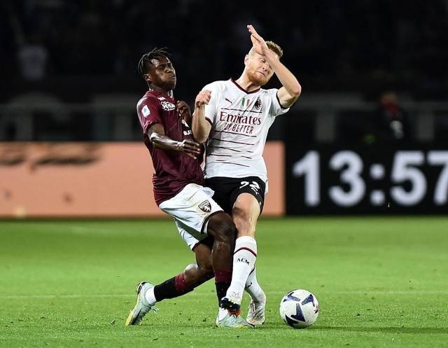 Tommaso Pobega dari AC Milan duel dengan Wilfried Singo dari Torino saat pertandingan di Stadio Olimpico Grande Torino, Turin, Italia. Foto: Massimo Pinca/Reuters