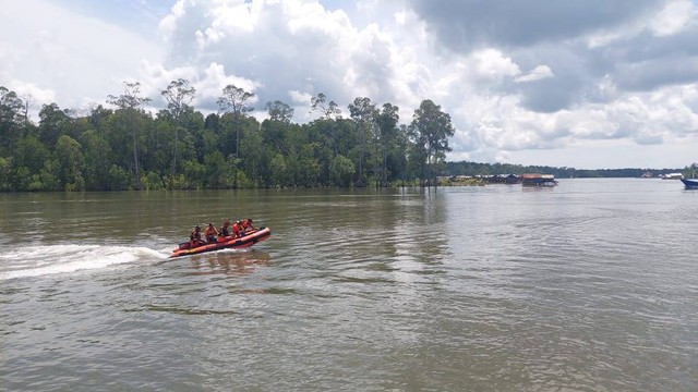 SAR gabungan melakukan pencarian korban di Perairan Amar Mimika. (Foto SAR Timika) 