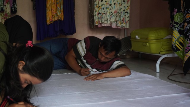 proses pembuatan motif dasar batik di rumah produksi Octno Batik Carangwulung (dokumentasi pribadi)