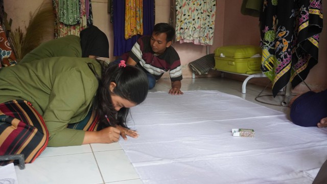 Menyelesaikan pembuatan motif dasar kain batik (dokumentasi pribadi)