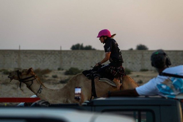 Wanita mengikuti Kejuaraan C1 Seri Balap Unta Wanita di Dubai, Uni Emirat Arab.  Foto: Amr Alfiky/REUTERS