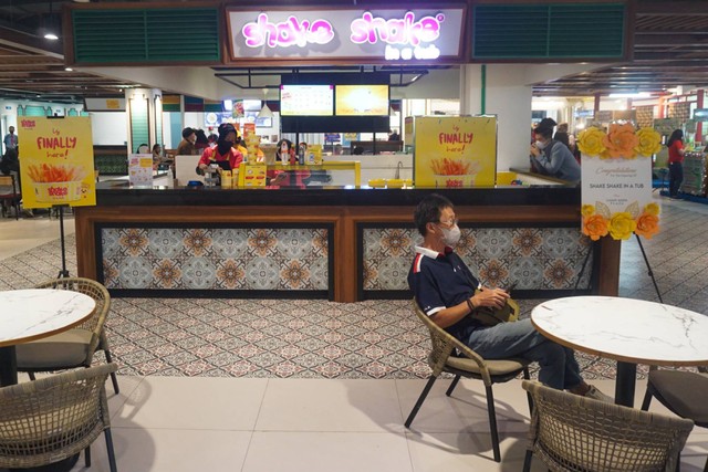 Suasana pembukaan The New Food Court Gajah Mada Plaza, Jakarta pada Selasa (1/11/2022). Foto: Iqbal Firdaus/kumparan