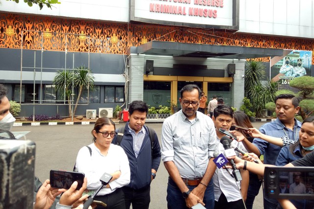 Haris Azhar dan Fatia Maulidiyanti saat ditemui di Polda Metro Jaya. Foto: Ananta Erlangga/kumparan