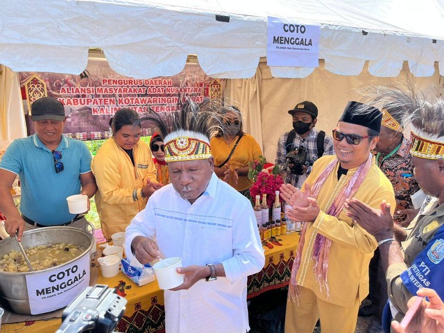 Bupati Jayapura Matius Awoitauw, saat menikmati Coto Menggala kuliner Khas Kotawaringin Barat. Pada ajang Festifal Danau Sentani di Jayapura. Foto: Ist