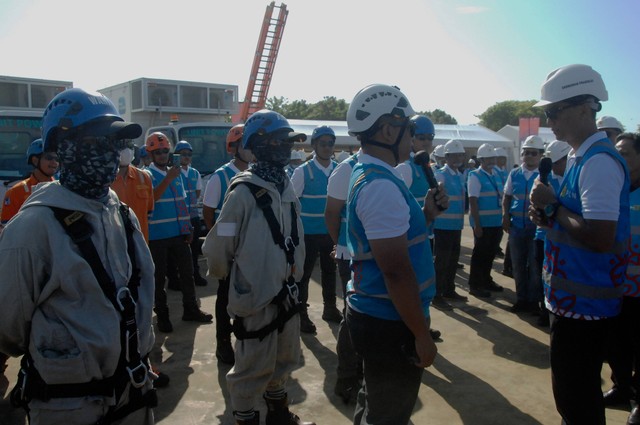 Direktur Utama PT PLN (Persero) Darmawan Prasodjo (kanan) memeriksa kesiapan petugas saat apel siaga pengamanan pasokan ketenagalistrikan KTT G20 dan Yantek Optimization di Nusa Dua, Badung, Bali, Selasa (1/11/2022). Foto: Nyoman Hendra Wibowo/ANTARA FOTO