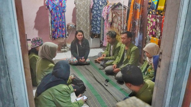 Berdiskusi bersama pemilik UMKM Octno Batik Carangwulung (dokumentasi pribadi)