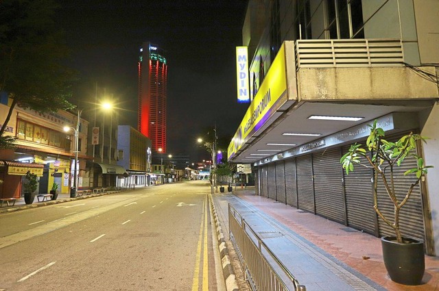 Pemandangan umum dari Penang Road yang tenang menuju Komtar di George Town, Penang pada malam pertama MCO (sumber: LIM BENG TATT/The Star)