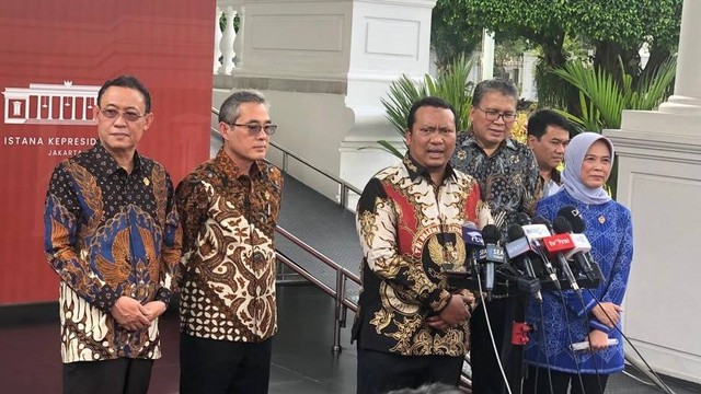 Jajaran BPK RI usai menyampaikan Ikhtisar Hasil Pemeriksaan Beserta Laporan Hasil Pemeriksaan Semester I Tahun 2022 kepada Presiden Jokowi.  Foto: Rafyq Panjaitan/kumparan