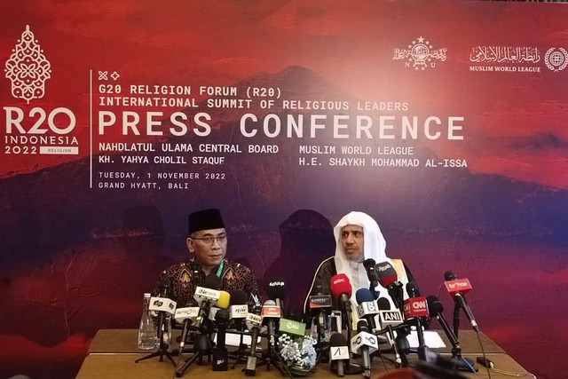 Ketua Umum PBNU Yahya Cholil Staquf (kiri) dan Sekretaris Jenderal Liga Muslim Dunia Syekh Mohammed Al-Issa (kanan) dalam konferensi pers forum R20 di Hotel Grand Hyatt, Nusa Dua, Bali, Senin (1/11).  Foto: Zamachsyari/kumparan