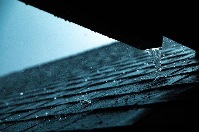 Ilustrasi atap rumah bocor sering terjadi saat musim hujan tiba. Foto: Unsplash