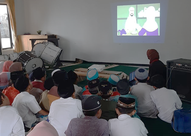 Para santri sedang menyimak film pendek kisah perjalanan Nabi Muhammad SAW.