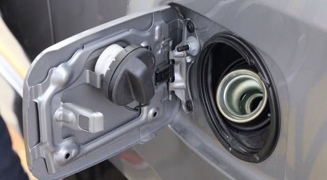 Ilustrasi cara sedot bensin mobil dengan selang. Foto: Istimewa
