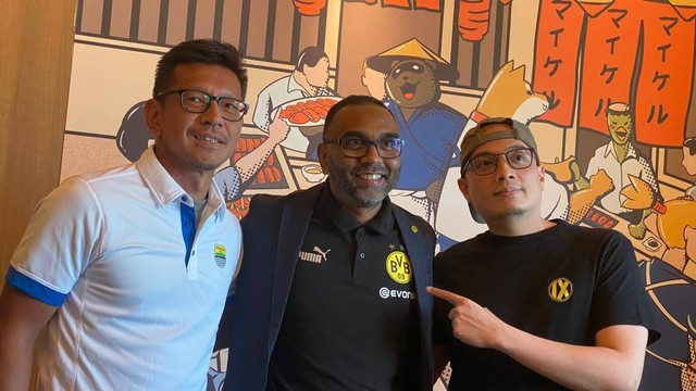 Direktur PT Persib Bandung Bermartabat (PBB), Teddy Tjahjono, bersama perwakilan Borussia Dortmund, Suresh Letchmanan, dan promotor Arif Wicaksono. Foto: Soni Insan Bagus/kumparan
