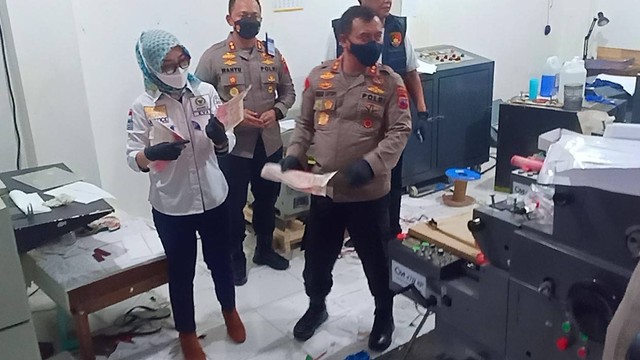 Kapolda Jateng, Irjen Ahmad Lutfi dan Anggota DPR, Eva Yuliana saat mengecek mesin yang digunakan untuk cetak uang palsu. FOTO: Agung Santoso