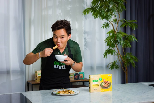 Kane Lim, Pemeran Bling Empire dan juga Investor Green Rebel, mencoba salah satu produk andalan yChick n Satay. Foto: Dok. Green Label