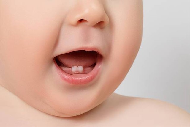 Ilustrasi bayi 10 bulan belum tumbuh gigi (Sumber: Pexels)