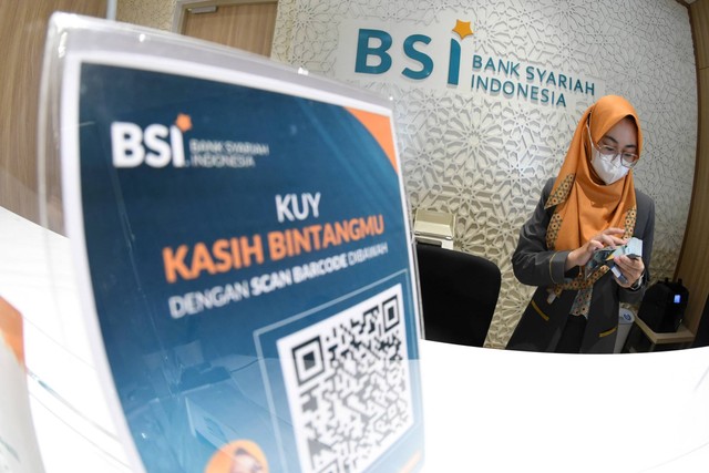 Teller menghitung uang di Bank Syariah Indonesia (BSI) Kantor Cabang Thamrin, Jakarta, Selasa (1/11/2022). Foto: Aditya Pradana Putra/ANTARA FOTO