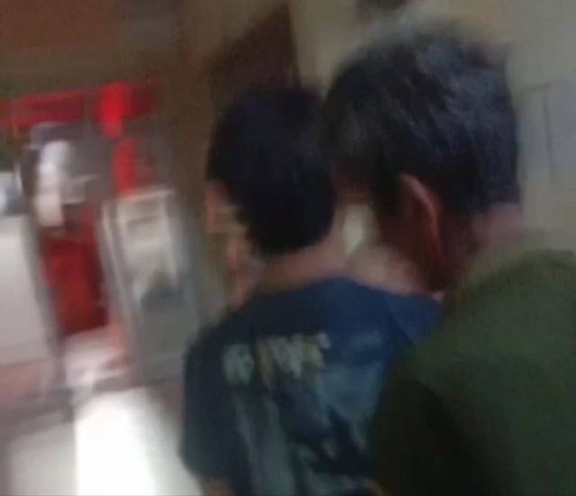 Potongan video warga menggerebek pasangan diduga mesum di Puskesmas Kaliwedi Kabupaten Cirebon Jawa Barat.(Juan)