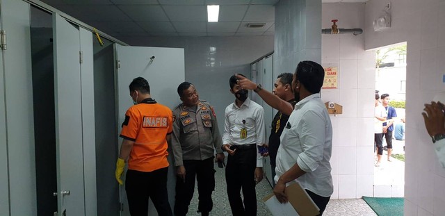 Tim Inafis Polres Majalengka melakukan olah TKP kasus pembunuhan bayi yang dilakukan ibu kandungnya di toilet pabrik. Foto: Istimewa