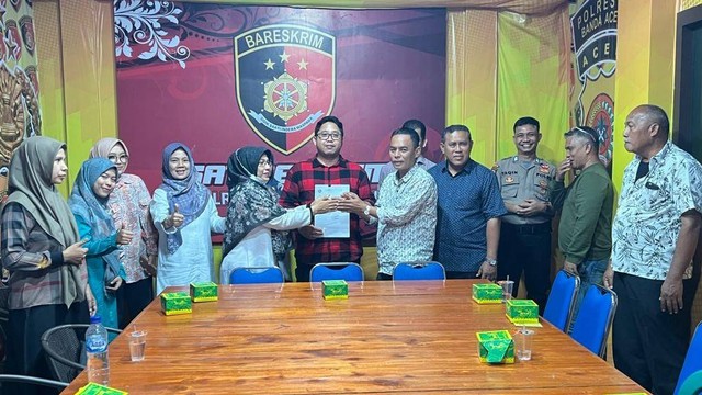 Kasus gedung sekolah MIN 2 Banda Aceh roboh menimpa siswa berakhir damai lewat restorative justice. Orang tua siswa yang menjadi korban dan guru berjabat tangan di kantor polisi, Selasa (1/11). Foto: Dok. Polresta Banda Aceh