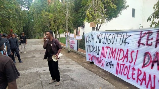 Aksi unjuk rasa Himapa Sumbar di kampus Unand, Selasa (1/11/2022).