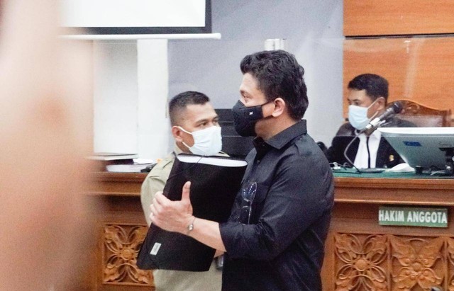 Terdakwa kasus pembunuhan Brigadir Yosua, Ferdy Sambo membawa buku hitam saat menjalani sidang lanjutan dengan agenda mendengarkan keterangan saksi di Pengadilan Negeri Jakarta Selatan, Selasa (1/11/2022). Foto: Jamal Ramadhan/kumparan