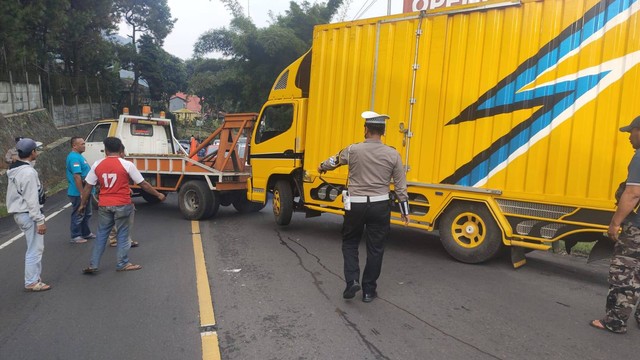 Kecelakaan lalu lintas di ruas Jalan Raya Puncak, Kampung Pengkolan, Desa Ciloto, Kecamatan Cipanas, Kabupaten Cianjur, Jawa Barat, Selasa (1/11). Foto: Dok. Istimewa