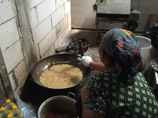 Proses menggoreng ubi kuning untuk pembuatan jajanan tradisional carangmas (dokumentasi pribadi)